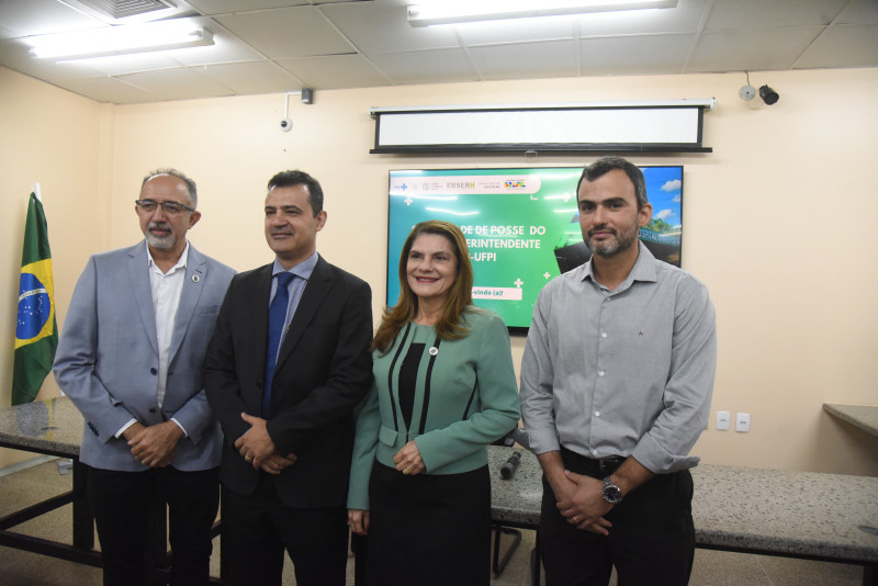 A cerimônia contou com a presença da reitora da UFPI, Nadir do Nascimento Nogueira, e do antigo superintendente, Carlos Eduardo Batista de Lima, - (Assis Fernandes/ODIA)