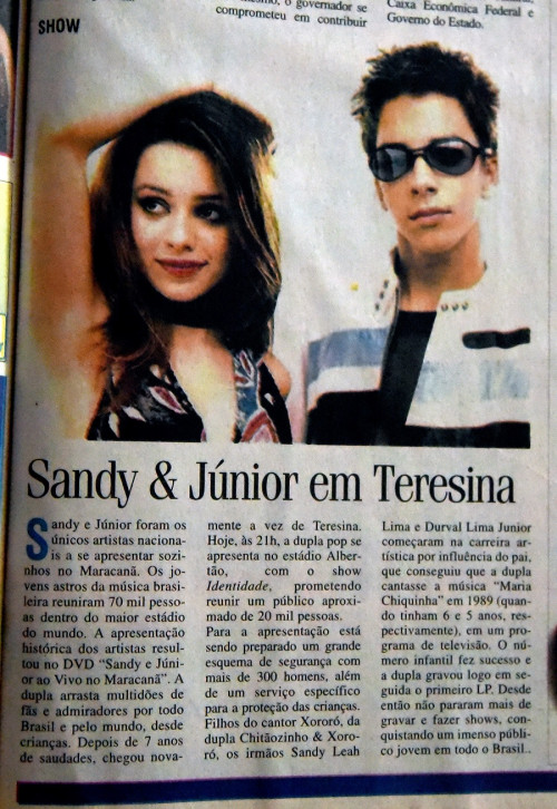 Edição do Jornal O Dia, do dia 15 de outubro de 2004 destacou show da dupla pop Sandy & Júnior. - (Arquivo / O DIA)