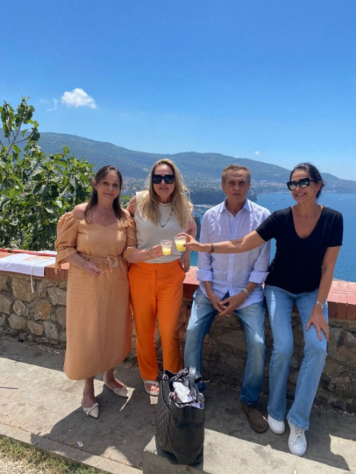 Os queridos Lina Josefina & Geraldo Lages com as filhas Adriana Castro e Cristina Castelo Branco curtindo o Velho Mundo