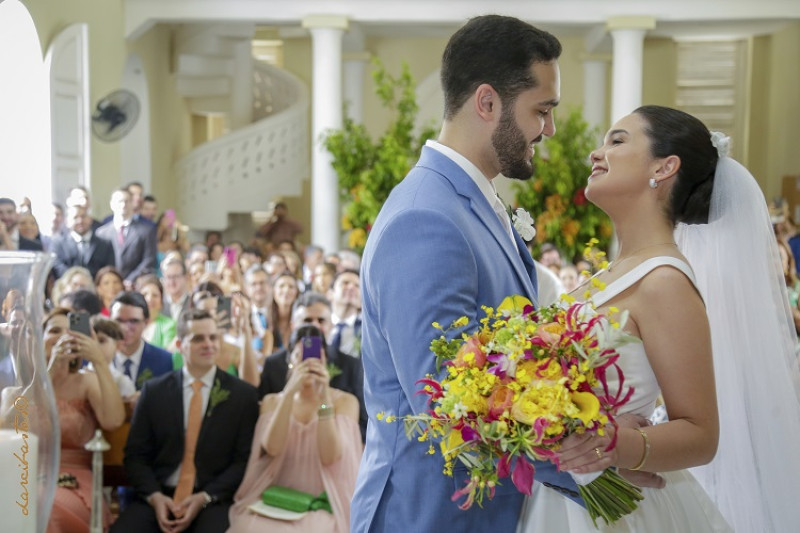 #OSIM - Um click dos queridos o médico Romero Carvalho Santos de Araújo e a fotógrafa Ana Beatriz Pinho, que disseram 'SIM' ao amor no dia 11/1/2025. Romero é filho da inesquecível Yamara Santos e do arquiteto José Ribeiro Neto, responsável pela ambientação, decoração e detalhes do enlace. Chics!!! - (Darci Bastos)