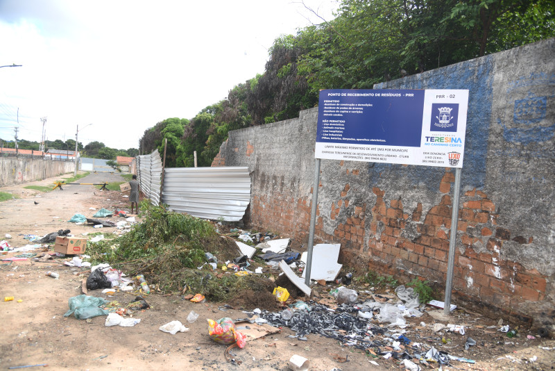 Lixo jogado em local inadequado no Morro da Esperança causa transtorno a moradores