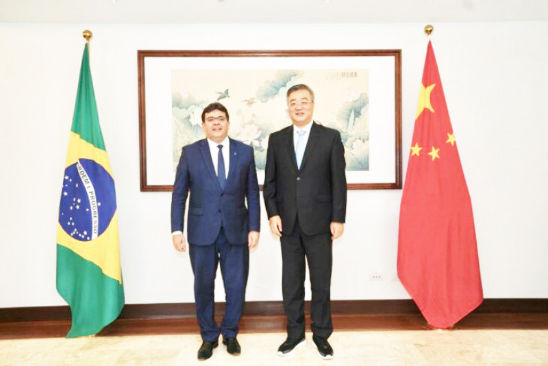 Governador ao lado de político na China - (CCOM Governo do Piauí)