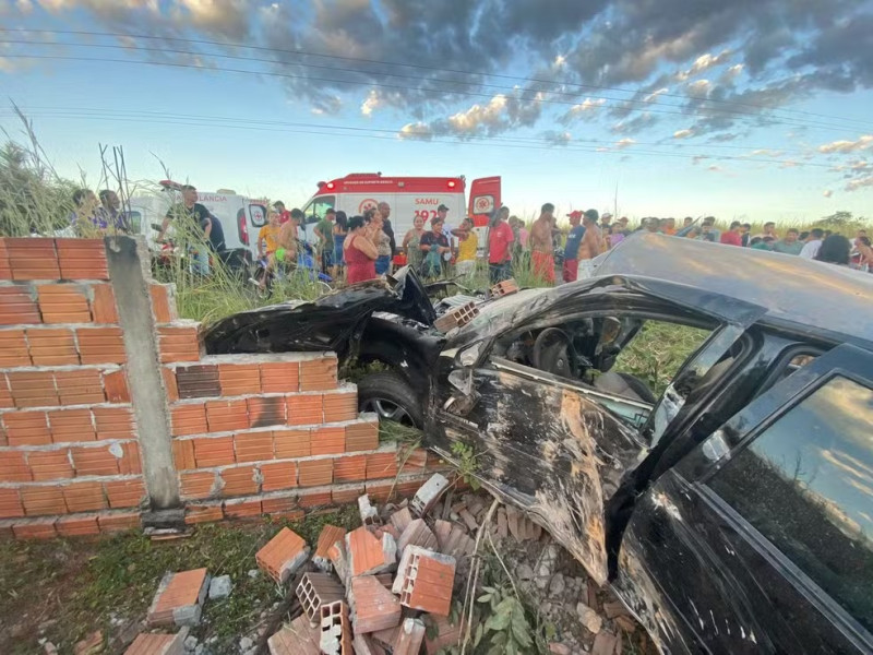 Cinco pessoas ficam feridas após motorista perder controle e colidir carro contra muro - (Reprodução/Whatsapp)