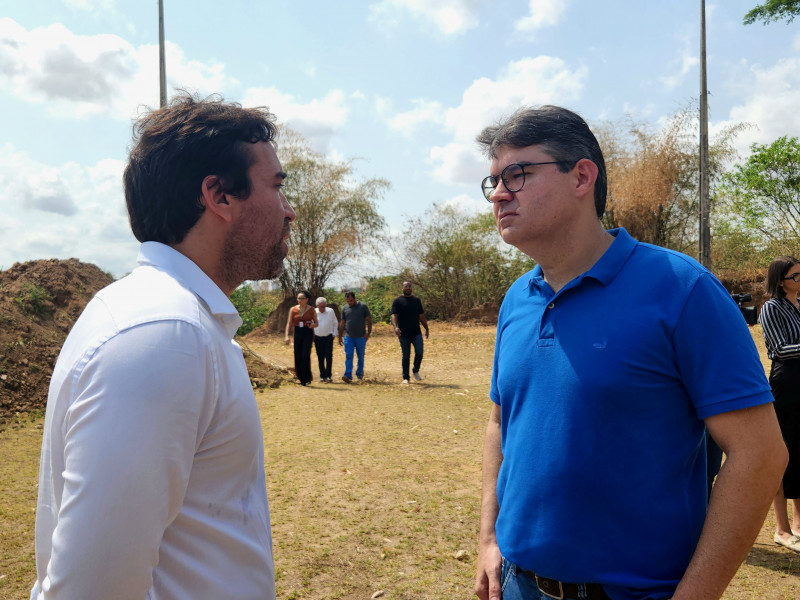 Luciano Nunes em conversa com o ex-tucano Marden Menezes - (Tarcio Cruz/ O DIA)