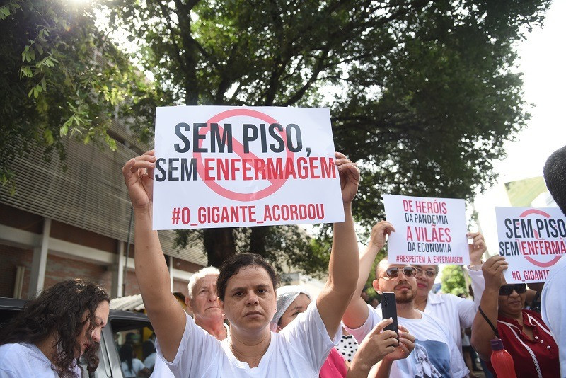 Enfermeiros durante protesto em Teresina - (Assis Fernandes/ O DIA)