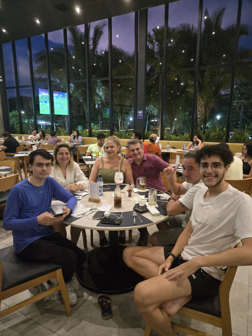 Parabéns para a querida Isa Marques Silveira Marques comemorou a data no dia 20/4 com amigos em grande estilo em restaurante badalado