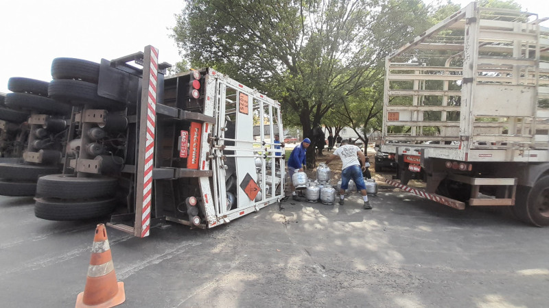 PRF descarta risco de explosão após caminhão carregado de botijões de gás tombar no Tancredo Neves