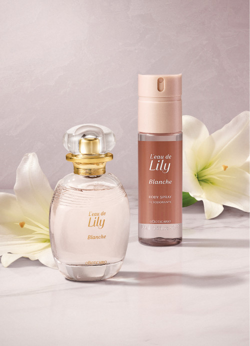 #L’eau de Lily Blanche - Pioneiro na construção de uma fragrância floral branco sofisticada¹ para a perfumaria nacional, o Boticário expande portfólio com L’eau de Lily Blanche. Marca reconhecida por trazer processos de produção, fórmulas e ingredientes únicos² traz o frescor floral das delicadas pétalas do Jasmim Air como a escolha ideal de perfumaria feminina para o dia a dia. Na vanguarda da inovação e do desenvolvimento de produtos que conectam lovers da marca, o Boticário apresenta lançamento de perfumaria feminina com L’eau de Lily Blanche. A novidade, que já está à venda em todo o Brasil e canais de vendas oficiais da marca mais amada pelos brasileiros³, apresenta a personalidade presente no DNA do buquê floral branco de Lily, em um contraste de frescor com cremosidade marcante e roupagem olfativa ideal para o dia. Com alta fixação, o floral combina o brilho dos cítricos, como a mandarina, somada às notas frescas orvalhadas das flores transparentes, como a frésia. Esse frescor é contrastado com o floral branco do Jasmim Air colhido ao amanhecer, quando está com orvalho sob suas pétalas, exalando floralidade, acrescentando ao fundo a cremosidade do white musk com nuances ambaradas e reforçando a sofisticação das notas amadeiradas de cedro e musgo cristal. Segundo Fernanda Marques, diretora da categoria de Perfumaria Feminina do Grupo Boticário, a submarca, que é reconhecida pelas consumidoras por possuir as fragrâncias mais sofisticadas⁴, apresenta uma solução olfativa que evoca a sensação refrescante do amanhecer – mantendo a qualidade e o DNA sofisticado. “Lily carrega o pioneirismo em sua trajetória por construir o floral branco na perfumaria Upper Premium nacional. Com L’eau de Lily Blanche, ampliamos ainda mais essa experiência. Criamos uma fragrância que traduz o frescor e a sofisticação de maneira especial, potencializando a nota de Jasmim Air como um convite às nossas consumidoras para que vivenciem essa assinatura olfativa tão emblemática e adorada no dia a dia”, afirma a executiva. Histórico inovador: pioneiro na construção de um EDP floral branco e inovação em ingredientes únicos. Lançada em 2006, Lily é a primeira marca de perfumaria feminina Upper Premium do Boticário e também pioneira em desenvolver um EDP floral branco no Brasil. Historicamente, a submarca resgatou e adaptou a técnica de “enfleurage” , processo milenar exclusivo de extração de óleos florais puros, adicionando elementos artesanais autênticos para o mercado brasileiro. “Envolvemos inovação e alquimia para extrair o óleo puro dos lírios, algo que compõe o portfólio de Lily, e que em seu lançamento não estava listado no International Cosmetic Ingredients Dictionary (CTFA), sendo um ingrediente inédito na área cosmética. Com base vegetal, esse processo carrega a potência pioneira da marca e encabeçou, à época, a missão de promover os florais brancos no olfato dos brasileiros”, aponta César Veiga, perfumista do Grupo Boticário. O perfumista complementa que a família olfativa possuía desafios por ser marcante em excesso. Mas, com estudos aprofundados e adequações, o Boticário foi responsável não somente pelo pioneirismo na produção, como também na democratização do buquê floral branco em solo nacional, possibilitando, a partir disso, o desenvolvimento de novas experiências sensoriais aos consumidores. “A democratização do floral branco no Brasil não apenas elevou a qualidade percebida nas fragrâncias de Lily, mas também estabeleceu novos padrões para o mercado brasileiro de perfumaria. Fomos pioneiros em estudos e aprimoramento das técnicas para promover tais padrões que exaltam a excelência da categoria. A chegada de L’eau de Lily Blanche, um floral que evidencia o frescor com cremosidade vibrante, é mais uma oportunidade cativante de envolver os apaixonados pelos lírios”, finaliza Veiga. Em período promocional, até o dia 13/4, os itens da linha L’eau de Lily Blanche contarão com descontos de até 18% em todos os canais de vendas do Boticário: lojas físicas, e-commerce, aplicativo oficial (disponível nas versões Android e iOS), WhatsApp oficial (pelo número 0800 744 0010 – número oficial e seguro) e revendedores disponíveis por todo o Brasil, que podem ser contatados pelo canal Boticário Encontre. Eau de Parfum floral branco, cremoso e luminoso. Fonte: Kantar Insights Brasil - Pesquisa Nacional - 2.400 entrevistas por ano/ 600 entrevistas por trimestre – Mulheres/ 18-60a/ Compradoras de perfumes femininos nos últimos 6 meses/ *Set competitivo de 15 marcas, sendo 14 marcas nacionais. Kantar, Worldpanel Division, LinkQ On-line, campo realizado durante o mês de dezembro de 2023. Total Brasil, 9.079 lares. Marcas de Beleza são produtos como perfumaria, cuidados com a pele e maquiagem. 90% das consumidoras consideram a fragrância agradável ou muito agradável. Pesquisa realizada pelo Instituto Perception no ano de 2023. L’eau de Lily Blanche Desodorante Colônia 75ml. Preço sugerido (16% off até 13 de abril): R$ 174,90. L’eau de Lily Blanche Desodorante Colônia traz a personalidade do floral branco de Lily em uma versão para o dia.  Conheça o frescor floral das delicadas pétalas do Jasmim Air, que dançam no ar nas manhãs de verão, espalhando sua fragrância irresistível. Uma fragrância da perfumaria feminina fresca, sofisticada, única e marcante, com alta fixação, para viver a beleza mágica de cada dia. Body Spray Desodorante L’eau de Lily Blanche 100ml. Preço sugerido (18% off até 13 de abril): R$ 38,90 -. O Body Spray L’eau de Lily Blanche possui fragrância única e sofisticada de frescor para o dia. Benefícios deste body spray Lily: indicado para uso nas axilas e no corpo; mesma fragrância de L’eau de Lily Blanche; perfuma enquanto protege. Chics!!! - (Arquivo Pessoal)