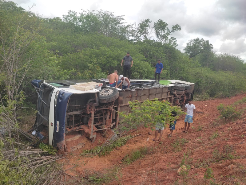 Ônibus tombou na BR-135 em Redenção do Gurgueia - (Divulgação)