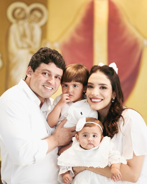 #Batizado - Um click do advogada Louise Tajra e o psicólogo Danilo Camuri batizaram dia 9/10 a caçula Daniela, na Igreja de Santo Antônio e foi conduzida pelo Padre Luiz Eduardo. Daniela tem como padrinhos o diretor do DER/PI Leonardo Sobral e a arquiteta e empresária Júlia Tajra, e como padrinhos de consagração Adoaldo Lopes e Patrícia Pádua. Danilo e Louise também são pais do lindo Arthur. Chics!!! - (Arquivo Pessoal)