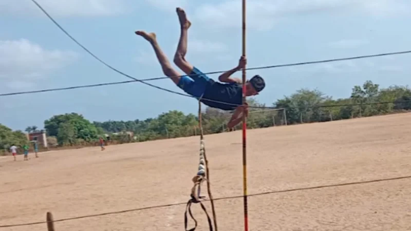 Atleta que viralizou realizando salto com vara de forma improvisada receberá equipamentos profissionais