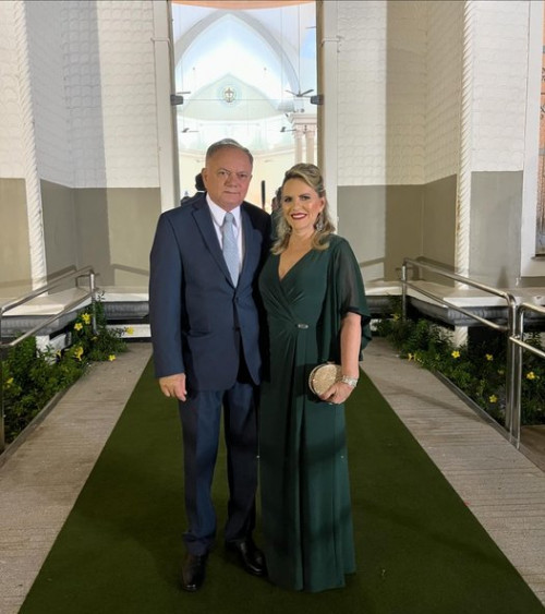 Um click da juíza Lygia Sampaio com o seu esposo, o cardiologista e ex-senador Benício Sampaio, que hoje (5 ) comemora mais um ano de vida. Parabéns!!! - (Divulgação)