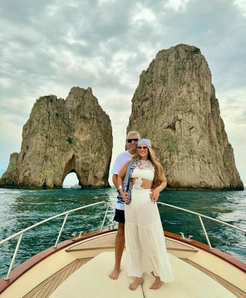 #Internacional - Um click dos queridos João Batista Carneiro & Kelly Carneiro curtindo a Ilha de Capri, na Itália. Chics!!! - (Divulgação)