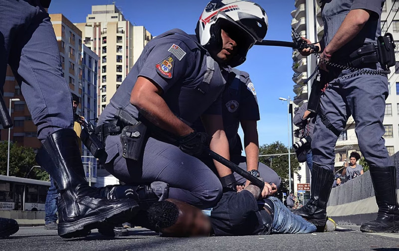 83% das mortes decorrentes de intervenção policial em 2021 tinham como vítimas jovens negros - (Rovena Rosa/Agência Brasil)