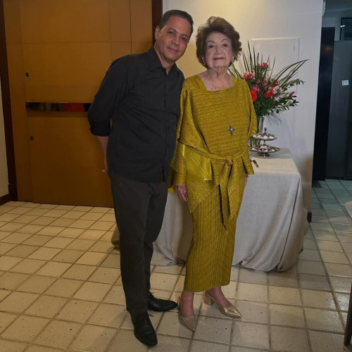 Parabéns para a querida Conceição Maria Freitas Tapety (99 anos)!!! Comemorou a data com elegância e lucidez que sempre a acompanharam ao longo da vida: destaque nos círculos sociais de Oeiras e Teresina. Atravessam gerações com graça, força e sabedoria. Matriarca de uma família tradicional, ela representa a solidez dos bons valores, a delicadeza dos bons modos e a nobreza de espírito. Um click com @djalmafilhoadvogado. Chics!!! - (Arquivo Pessoal)