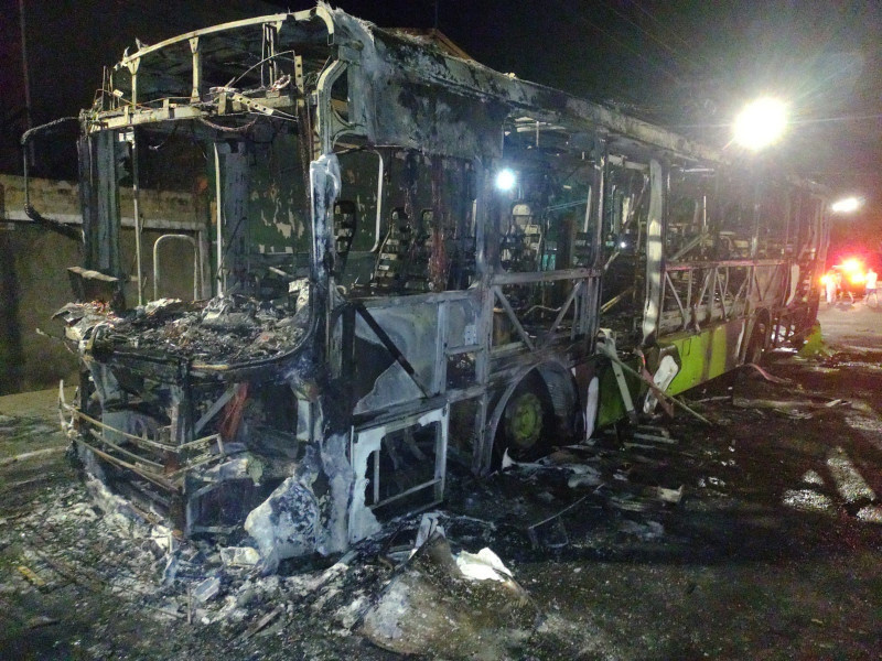 Após dupla ser morta em confronto com a PM, homens armados ateiam fogo em ônibus