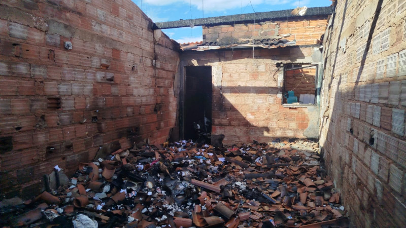 Incêndio destrói parte de residência e provoca desabamento de teto na zona Norte de Teresina