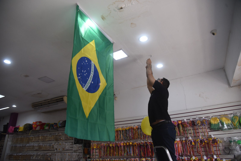 A uma semana da estreia do Brasil, moradores se mobilizam para concluir decoração das ruas para a Copa do Mundo - (Assis Fernandes/ODIA)