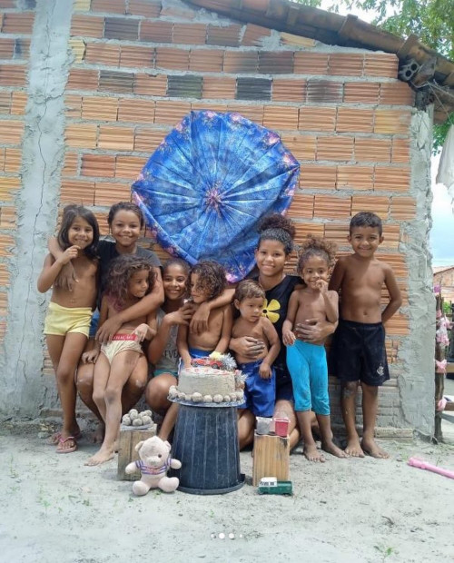 Família de bebê que comemorou aniversário com bolo de areia ganha cestas básicas