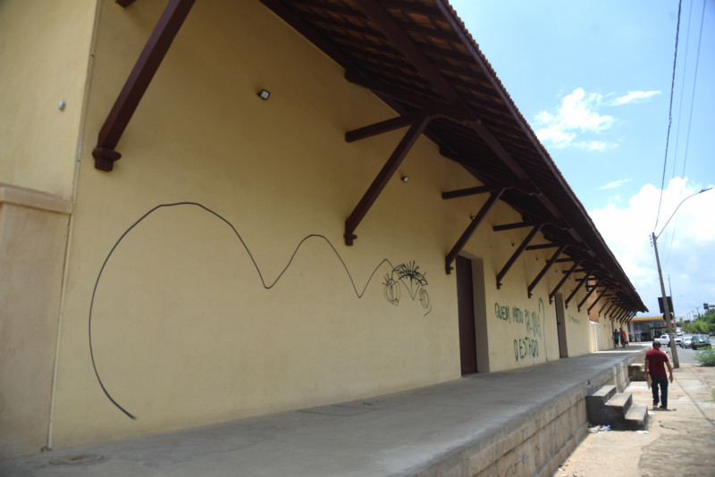 Pichações na estação ferroviária de Teresina - (Assis Fernandes / O DIA)