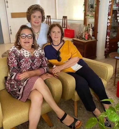 #Migas - Click das queridas Malaque Santos, Vera Lobão e Bena Moura Santos convidadas do nosso Almoço das Mães. Chics!!!  - ()