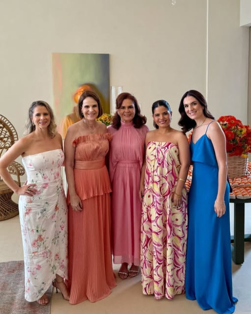 #Migas - Um click das queridas Vyrna Santos, Márcia Santos, Gizela Magalhães Pinheiro, Renata Magalhães Pinheiro Bortolozzo e Mariana Santos Magalhães em tarde de casamento de Romero Carvalho Santos Araújo & Ana Beatriz Pinho. Chics!!! - (Arquivo Pessoal)