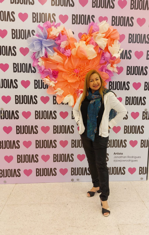  #Bijoias - Um click da querida empresária Pastora de Brito - by Alpha Modas, esteve essa semana em São Paulo conferindo as novas Coleções de Roupas e Jóias. Aproveitou para trazer as novidades de roupas e joias para as suas lojas. Chics!!! - (Divulgação)