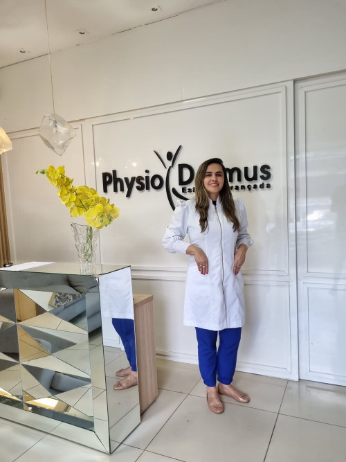 #DiadeVisita - Um click com a maravilhosa Drª Joice Fenelon visitando a sua Clínica PhysioDermus. Sempre atenciosa com todos. Chics!!! - (Luciêne Sampaio)