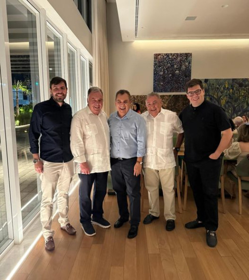 #Amigos - Um click dos queridos Rafael Castro, Manuel Arrey, Humberto Castro e Josep Arrey brindando a vida do empresário Júnior Resende. Parabéns!!! Chics!!! - (Arquivo Pessoal)