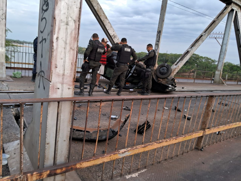Motorista embriagado perde controle e capota carro na Ponte Metálica, em Timon