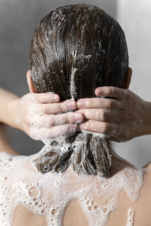 Aspectos pessoais podem influenciar na decisão de lavar os cabelos todos os dias - (Reprodução/Freepik)