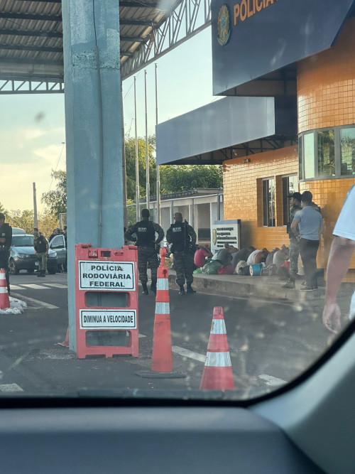 Polícia intercepta van alugada por detentos que retornavam da saidinha do Dia dos Pais no Piauí