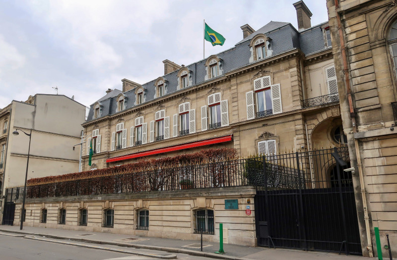 Homem é preso após ameaçar explodir embaixada do Irã em Paris