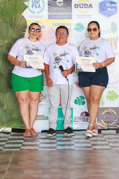 Professora Raqueilane Miranda Sampaio (Duda Distribuidora) e Aline Moreira (Duda Premium) recebendo certificados de patrocinadores. - (Daniel Cardoso)