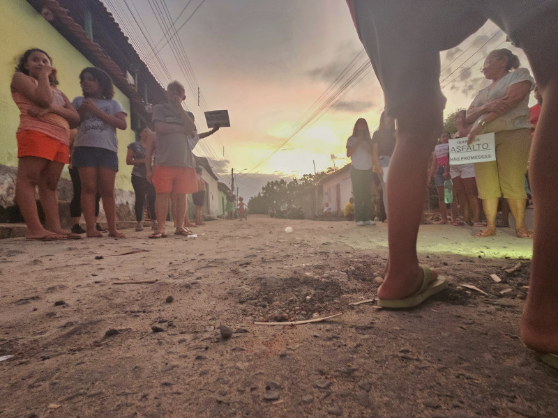 Moradores protestam pedindo conclusão de asfaltamento em rua na Vila da Paz - (Jailson Soares/O Dia)