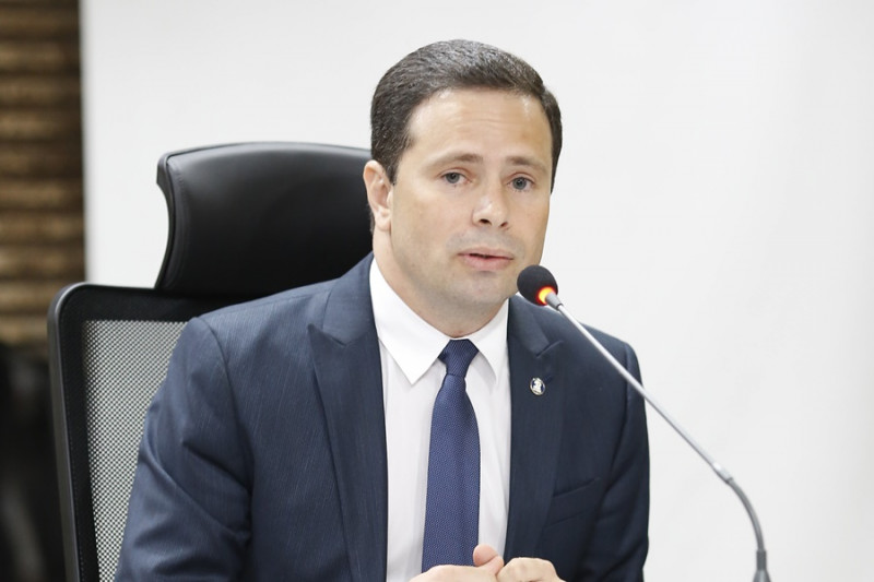 O juiz Leonardo Brasileiro foi quem instruiu o processo contra os adolescentes e Adão José de Sousa - (Divulgação/AMAPI)