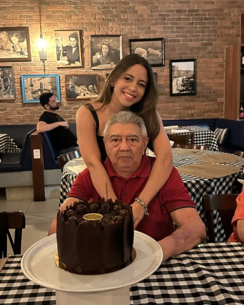 #Neta&Avó - Parabéns paraa belíssima Gabryella Veras (15/4)!!! Um click da aniversariante com o seu avô, o empresário José Veras, que também aniversariou no dia 15/4. Duo de comemorações. Chics!!! - (Arquivo Pessoal)