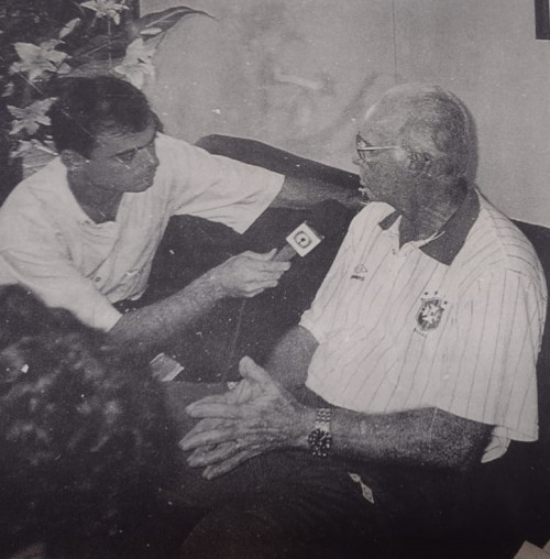 Técnico da Seleção Brasileira na época, Zagallo concedeu entrevista ao repórter Tino Marcos antes da partida contra a Lituânia no Albertão. - (Arquivo / O DIA)