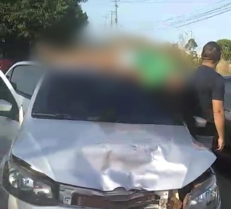 VÍDEO: mulher é arremessada e vai parar em cima de carro em acidente grave em Timon