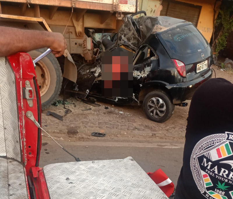 Motorista morre após colidir carro contra caçamba estacionada na BR-316, em Teresina - (Reprodução/Redes sociais)