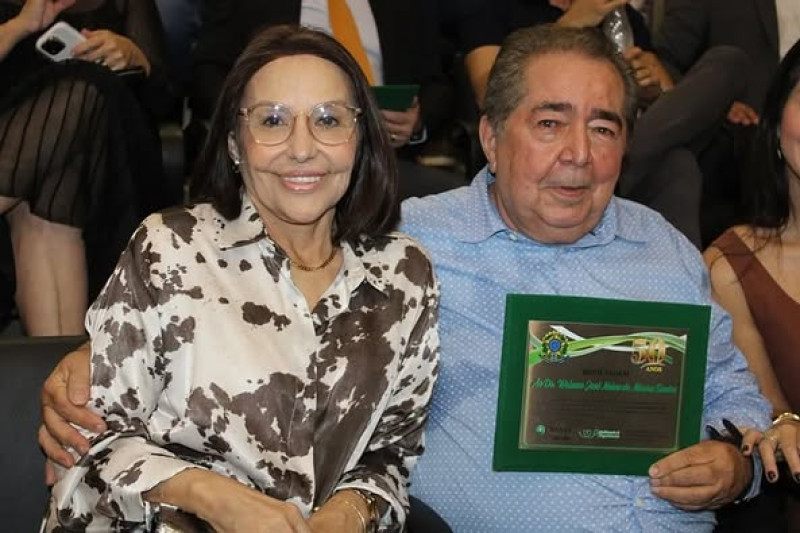 #Homenagem - Um click do médico oftalmologista Dr. Weimar José Neiva de Moura Santos, que foi homenageado pelo Conselho Regional de Medicina do Piauí (CRM/PI) por ter completado 50 Anos de Profissão. A solenidade de entrega da comenda Dr. Edgar Pereira aconteceu no auditório da Unimed, no Centro de Picos, no dia 25/4. Chics!!! - (Arquivo Pessoal)