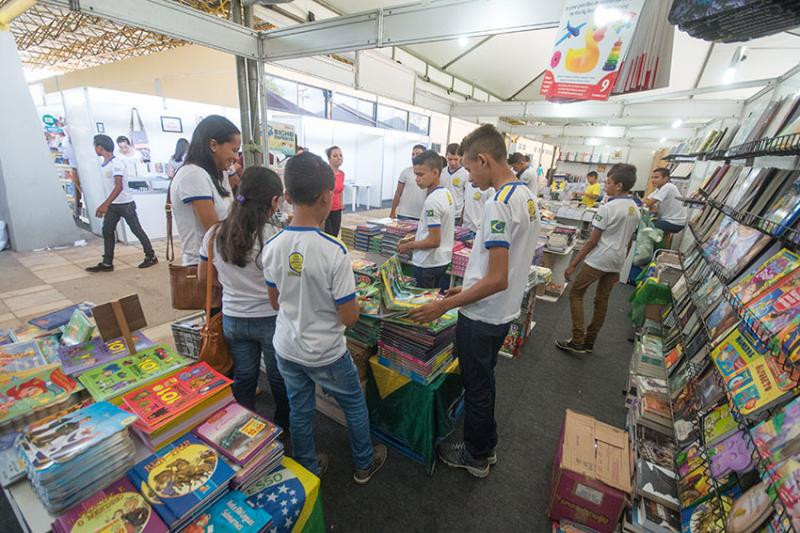 Estudantes da rede estadual vão receber mais de 5 mil cheques-livros no Salipi