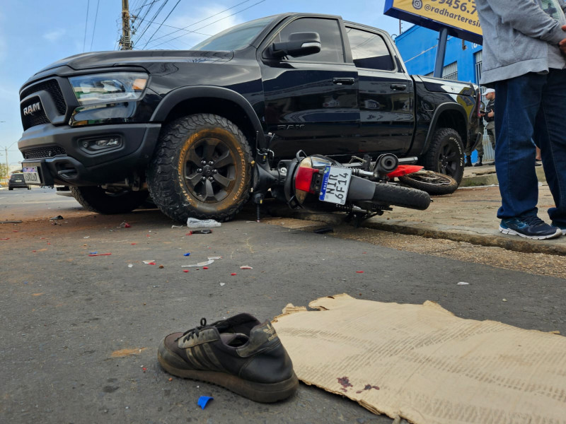 Pelo menos três pessoas ficaram feridas no acidente - (Jailson Soares/ODIA)