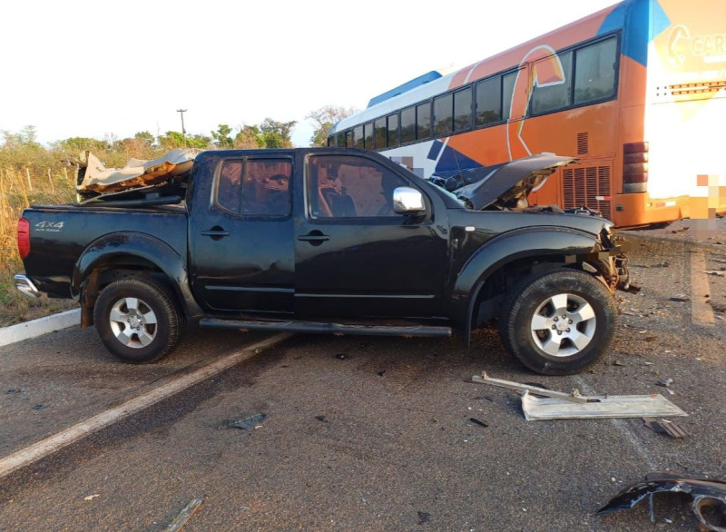 Homem morre após colidir caminhonete com ônibus de excursão na BR-343, em Piracuruca