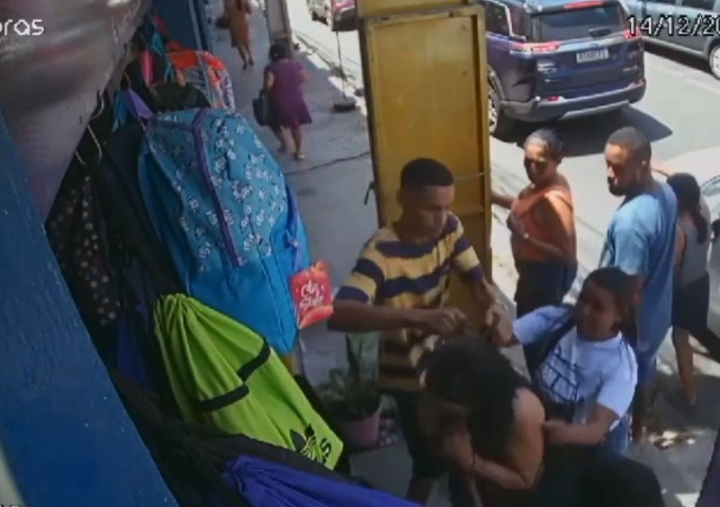 Vídeo mostra a ação de 'lanceiros' furtando mulher no Centro de Teresina; assista