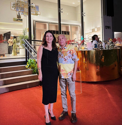 #Amigos - Um click da empresária Andréa Dantas e o decorador Osmir Pierot prestigiando os 20 Anos da SCA Teresina. Chics!!! - (Divulgação)