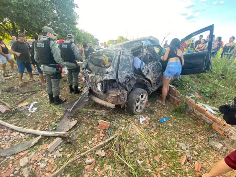 Cinco pessoas ficam feridas após motorista perder controle e colidir carro contra muro - (Reprodução/Whatsapp)