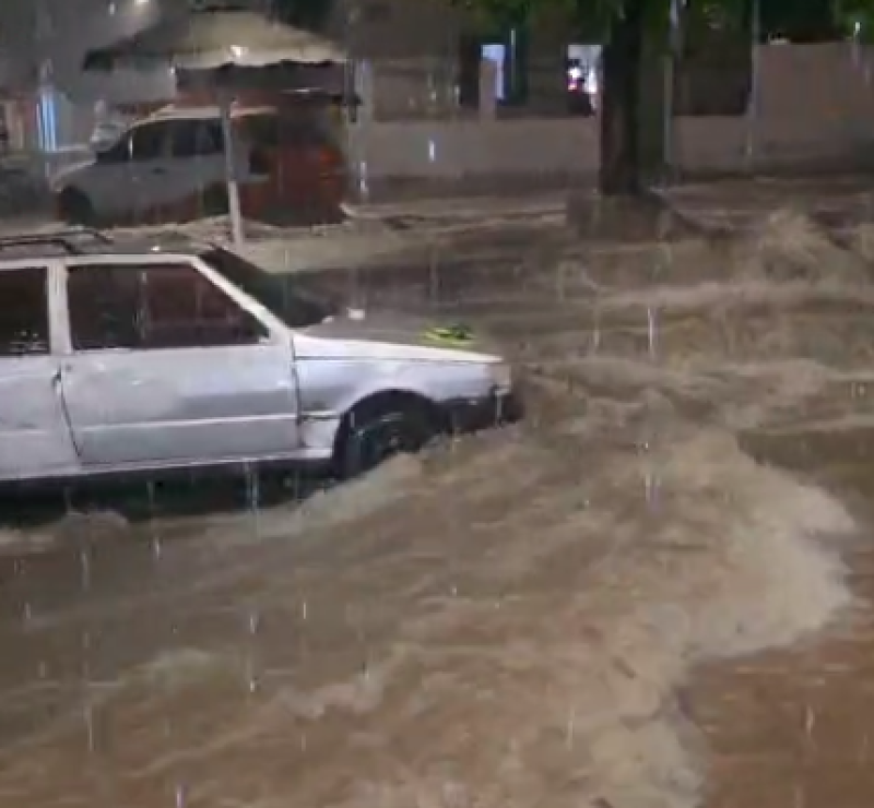 Chuva em Teresina causa alagamentos na zona Sul e trânsito amanhece confuso