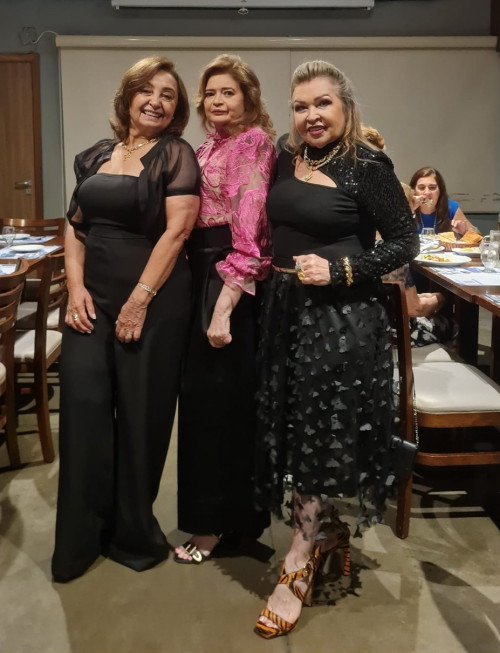 #Clube - Um click das queridas Nailza Meneses e Marinalda Oliveira na reunião do Lotus Clube de Teresina realizada em grande estilo em restaurante badalado. Chics!!! - (Luciêne Sampaio)