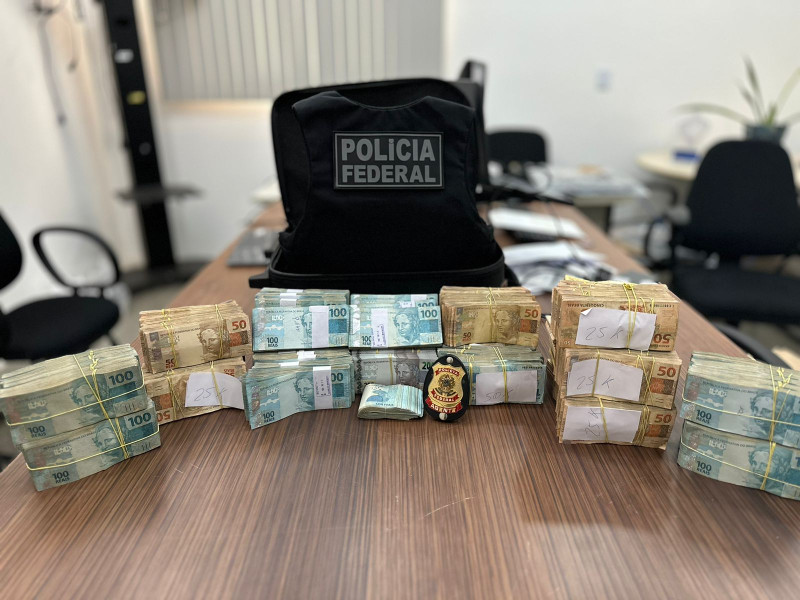 Cerca de R$ 900 mil foram apreendidos durante o cumprimento do mandado judicial - (Divulgação)